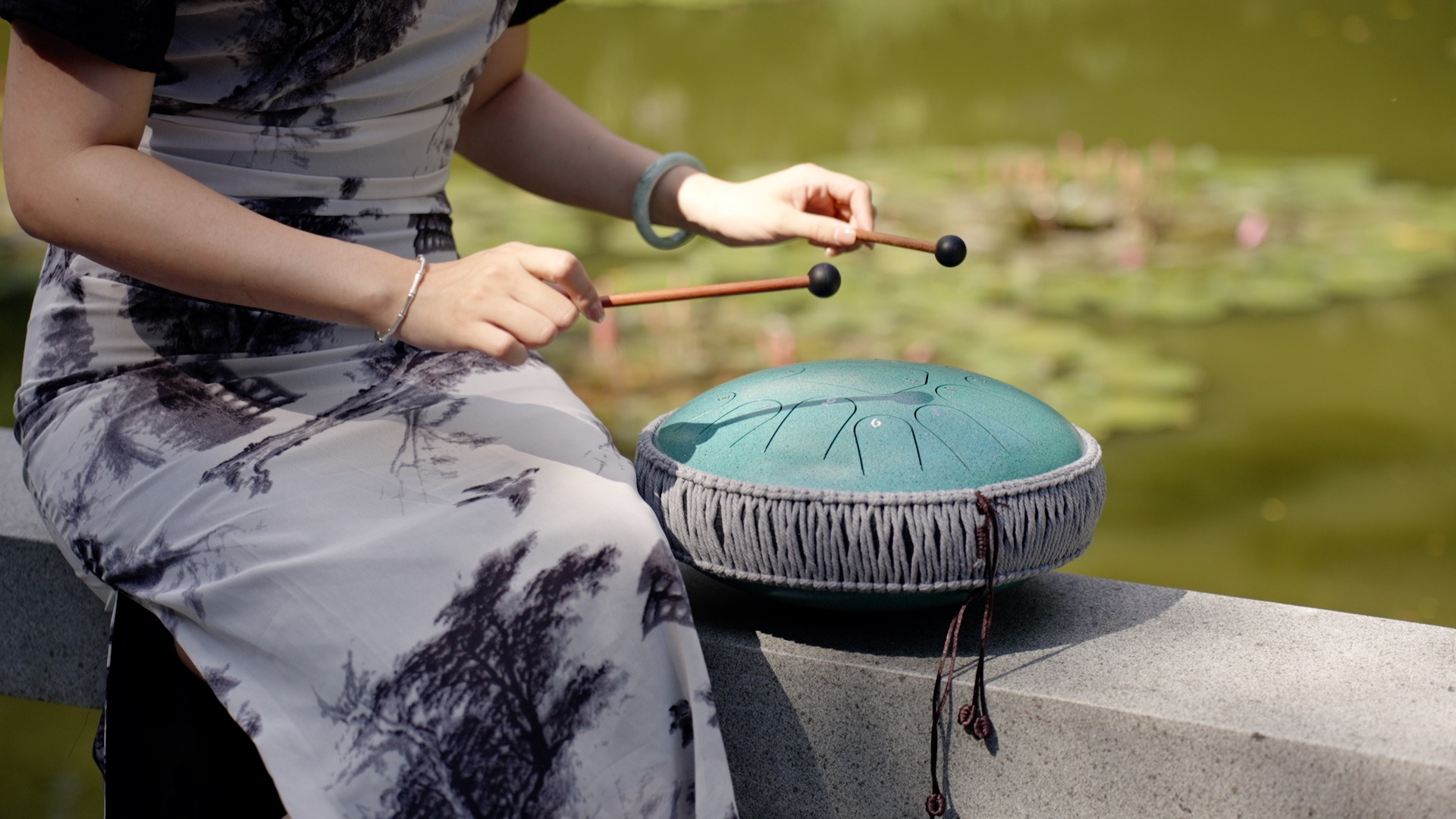 Watch Lronbird Steel Tongue Drum 12 Inch 13 Notes for Adults on